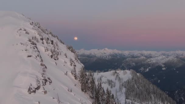 冬の夕日の間に美しいカナダの山の風景の航空写真 カナダ バンクーバー近郊のハウ サウンドで撮影 — ストック動画