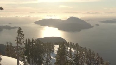 Bir kış gün batımı sırasında Güzel Bir Kanada Dağ Manzara Havadan görünümü. Howe Sound'da çekilen, Vancouver yakınlarında, Bc, Kanada.