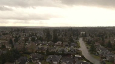 Bulutlu bir gün batımı sırasında yerleşim mahallenin havadan görünümü. Alınan Surrey, Greater Vancouver, Bc, Kanada.