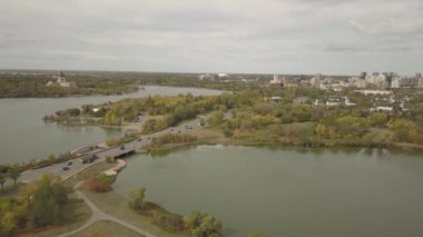 Sonbahar sezonu canlı bir gün boyunca hava panoramik görünümünü Wascana Gölü. Regina, Saskatchewan, Kanada içinde alınan.
