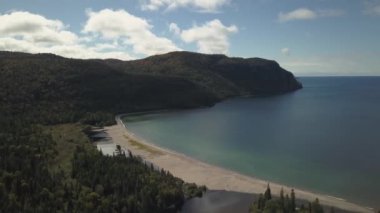 Canlı güneşli bir gün boyunca Kuzey Amerika büyük göller, Lake Superior, güzel bir plajın havadan görünümü. AGAWA Bay, Ontario, Kanada 'da Taken.