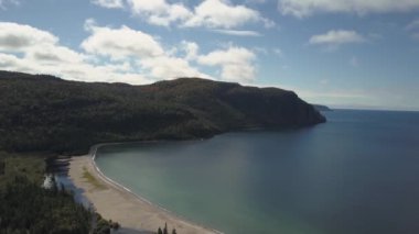 Canlı güneşli bir gün boyunca Kuzey Amerika büyük göller, Lake Superior, güzel bir plajın havadan görünümü. AGAWA Bay, Ontario, Kanada 'da Taken.