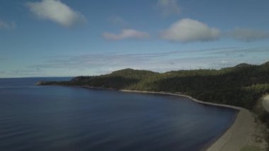 Canlı güneşli bir gün boyunca Kuzey Amerika büyük göller, Lake Superior, güzel bir plajın havadan görünümü. AGAWA Bay, Ontario, Kanada 'da Taken.