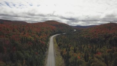 Sonbahar renk sezonunda güzel bir Kanada Manzara havadan görünümü. Pointe-a-la-Croix yakınlarında çekilmiş, Quebec, Kanada.