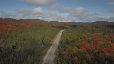 Sonbahar renk sezonunda güzel bir Kanada Manzara havadan görünümü. Pointe-a-la-Croix yakınlarında çekilmiş, Quebec, Kanada.