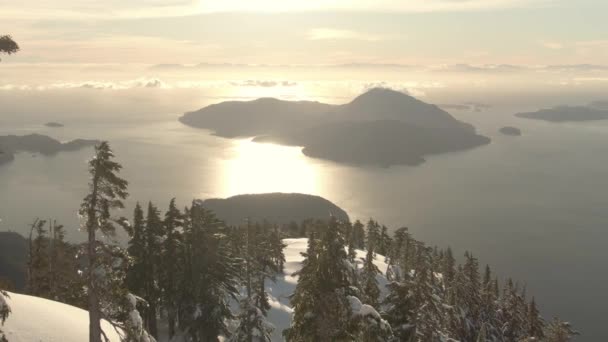 冬の夕日の間に美しいカナダの山の風景の航空写真 カナダ バンクーバー近郊のハウ サウンドで撮影 — ストック動画