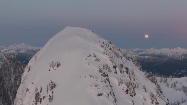 冬季日落时分美丽的加拿大山景鸟瞰图 拍摄于加拿大不列颠哥伦比亚省温哥华附近的豪湾 — 图库视频影像