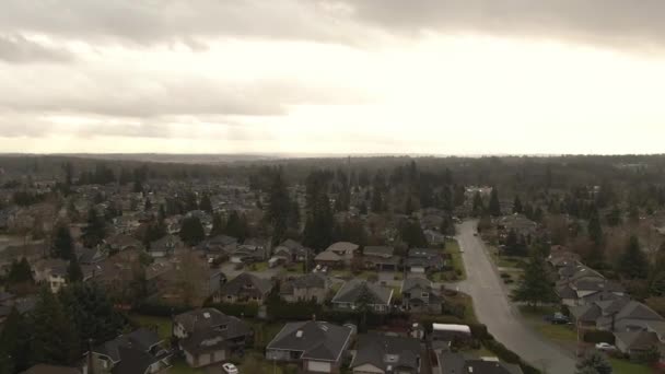 Luchtfoto Van Woonwijk Tijdens Een Bewolkte Zonsondergang Genomen Surrey Greater — Stockvideo