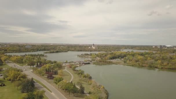 Vue aérienne du quartier résidentiel lors d'un coucher de soleil nuageux . 
