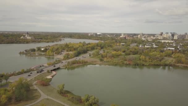 Vue panoramique aérienne du lac Wascana pendant une journée animée à l'automne. Prise à Regina, Saskatchewan, Canada .