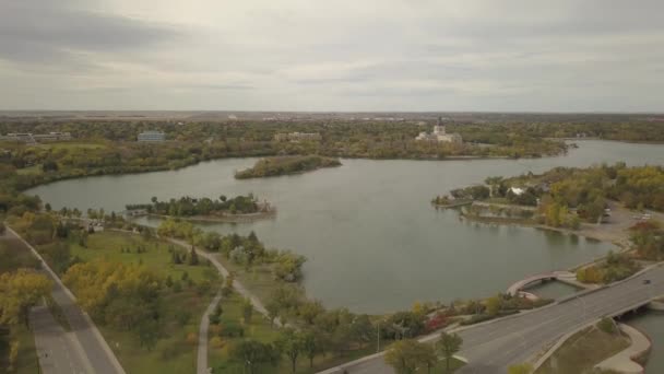 秋のシーズンの活気に満ちた日中ワスカナ湖の空中パノラマの景色 Regina サスカチュワン カナダでの撮影 — ストック動画