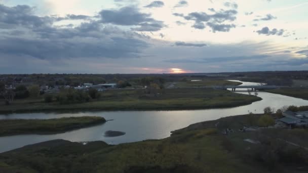 Luchtfoto Van Een Kleine Stad Aan Rivier Tijdens Een Levendige — Stockvideo