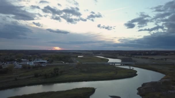 Luchtfoto Van Een Kleine Stad Aan Rivier Tijdens Een Levendige — Stockvideo