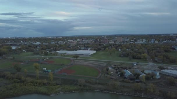 Luchtfoto Van Een Kleine Stad Aan Rivier Tijdens Een Levendige — Stockvideo