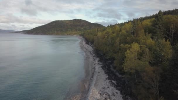 在北美五大湖上美丽的海滩鸟瞰图 在阳光明媚的日子里 苏必利尔湖 拍摄于加拿大安大略省阿川湾 — 图库视频影像