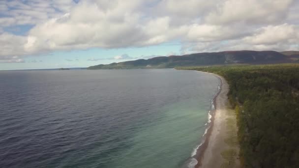 活気に満ちた晴れた日の間に 北米のグレートレイク スーペリア湖の美しいビーチの航空写真 カナダ オンタリオ州アガワ湾で撮影 — ストック動画
