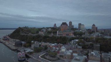 Modern cityscape sırasında canlı bir gün boyunca hava görünümünü sezon sonbahar. Montreal, Quebec, Kanada'da alınan.