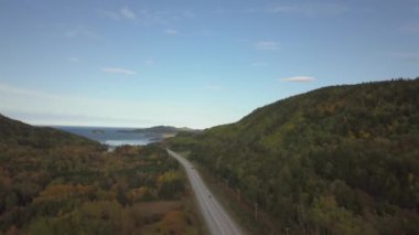Bulutlu bir sabah sırasında Atlantik Okyanusu kıyısı yakınında doğal bir yolun havadan görünümü. Newfoundland, Kanada 'da Taken.