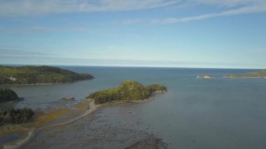 Güzel hava deniz manzarası görünümü bir canlı yaz gün batımı sırasında Pasifik Okyanusu kıyısında. Kuzey Vancouver Adası, British Columbia, Kanada alınan.