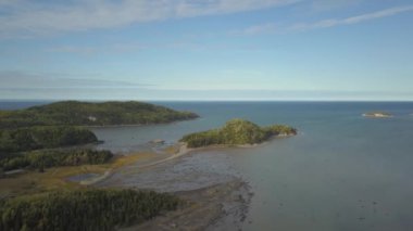 Güzel hava deniz manzarası görünümü bir canlı yaz gün batımı sırasında Pasifik Okyanusu kıyısında. Kuzey Vancouver Adası, British Columbia, Kanada alınan.