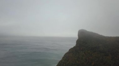 Bulutlu bir gün boyunca Atlantik Okyanusu sahilinde bir Scenic otoyolu havadan görünümü. PERC yakınlarında Taken, Quebec, Kanada.