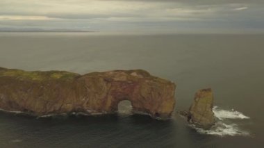 Bir bulutlu gün batımı sırasında Atlas Okyanusu kıyısında güzel bir modern şehrin havadan görünümü. Perc, Quebec, Kanada'da alınan.