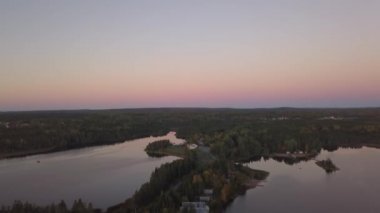 Güzel hava deniz manzarası görünümü bir canlı yaz gün batımı sırasında Pasifik Okyanusu kıyısında. Kuzey Vancouver Adası, British Columbia, Kanada alınan.