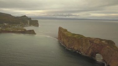 Bir bulutlu gün batımı sırasında Atlas Okyanusu kıyısında güzel bir modern şehrin havadan görünümü. Perc, Quebec, Kanada'da alınan.