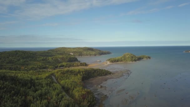 Luftaufnahme Einer Wunderschönen Kanadischen Landschaft Einem Sonnigen Sommertag Aufgenommen Northern — Stockvideo