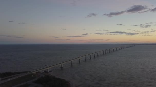 Vista Aérea Puente Que Cruza Río Cocagne Durante Una Vibrante — Vídeo de stock