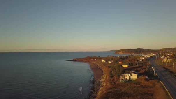 在阳光明媚的早晨 大西洋海岸海滩附近的住宅鸟瞰图 加拿大魁北克省加康斯附近 — 图库视频影像