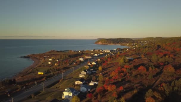 晴れた朝の大西洋岸のビーチ近くの住宅の航空写真 ガスコンズ ケベック州 カナダ 付近で撮影 — ストック動画