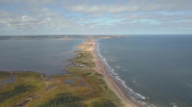 Güzel kumlu bir plaj Atlantik Okyanusu üzerinde hava görünümünü. Cavendish, Prince Edward Island, Kanada içinde alınan.