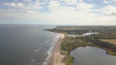 Güzel kumlu bir plaj Atlantik Okyanusu üzerinde hava görünümünü. Cavendish, Prince Edward Island, Kanada içinde alınan.