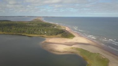 Güzel kumlu bir plaj Atlantik Okyanusu üzerinde hava görünümünü. Cavendish, Prince Edward Island, Kanada içinde alınan.