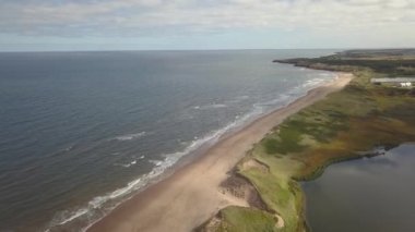 Güzel kumlu bir plaj Atlantik Okyanusu üzerinde hava görünümünü. Cavendish, Prince Edward Island, Kanada içinde alınan.