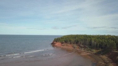 Atlantik Okyanusu üzerinde güzel bir kayalık sahilinin havadan görünümü. Cabot Beach Provincial Park, Prince Edward Island, Kanada içinde alınan.