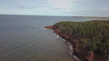 Atlantik Okyanusu üzerinde güzel bir kayalık sahilinin havadan görünümü. Cabot Beach Provincial Park, Prince Edward Island, Kanada içinde alınan.