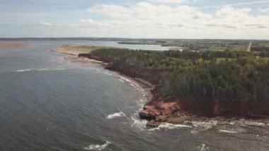 Atlantik Okyanusu üzerinde güzel bir kayalık sahilinin havadan görünümü. Cabot Beach Provincial Park, Prince Edward Island, Kanada içinde alınan.