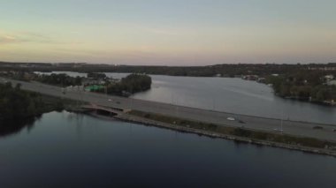 Canlı bir gün batımı sırasında kentin bir otoyol kavşağı hava görünümünü. Burnaby, büyük Vancouver, Bc, Kanada alınan.