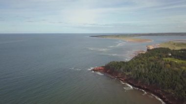 Atlantik Okyanusu üzerinde güzel bir kayalık sahilinin havadan görünümü. Cabot Beach Provincial Park, Prince Edward Island, Kanada içinde alınan.