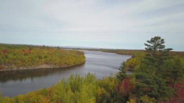 Sonbahar renk sezonunda güzel bir Kanada Manzara havadan görünümü. Pointe-a-la-Croix yakınlarında çekilmiş, Quebec, Kanada.