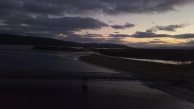 Havadan görünümü dramatik gün doğumu sırasında Atlas Okyanusu kıyısında bir Beach. Codroy Vadisi, Newfoundland, Kanada'da alınan.
