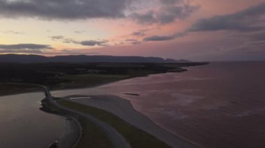 Havadan görünümü dramatik gün doğumu sırasında Atlas Okyanusu kıyısında bir Beach. Codroy Vadisi, Newfoundland, Kanada'da alınan.