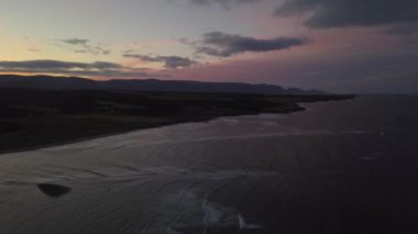 Havadan görünümü dramatik gün doğumu sırasında Atlas Okyanusu kıyısında bir Beach. Codroy Vadisi, Newfoundland, Kanada'da alınan.