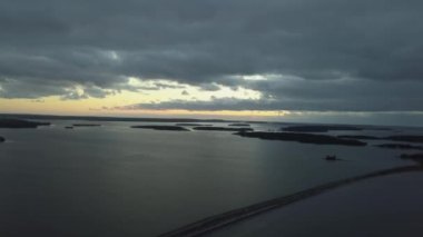 Bulutlu gün doğumu sırasında Atlantik Okyanusu üzerinde güzel bir plaj havadan görünümüdür. Hilal Beach, Nova Scotia, Kanada alınan.