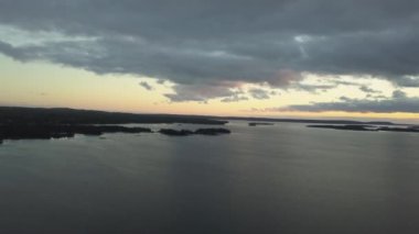 Bulutlu gün doğumu sırasında Atlantik Okyanusu üzerinde güzel bir plaj havadan görünümüdür. Hilal Beach, Nova Scotia, Kanada alınan.