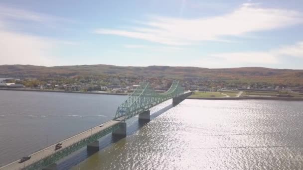 Vista Aérea Del Puente Que Cruza Río — Vídeo de stock