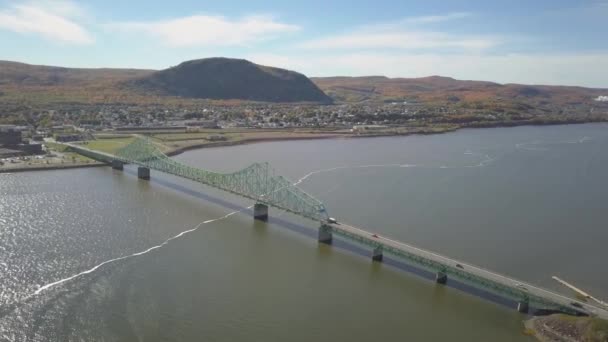 川を渡る橋の航空写真 — ストック動画
