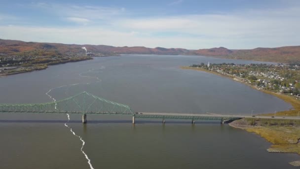 川を渡る橋の航空写真 — ストック動画